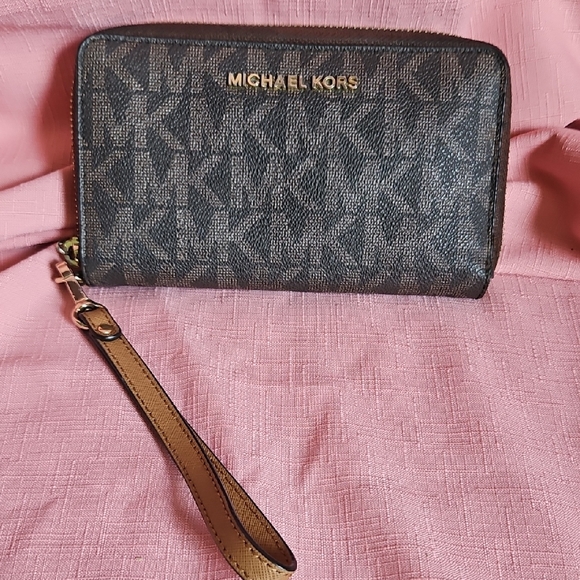 Michael Kors Monogram Black Wristlet - Picture 1 of 7
